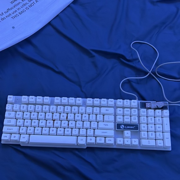 Keyboard mouse and headset combo - Picture 2 of 4